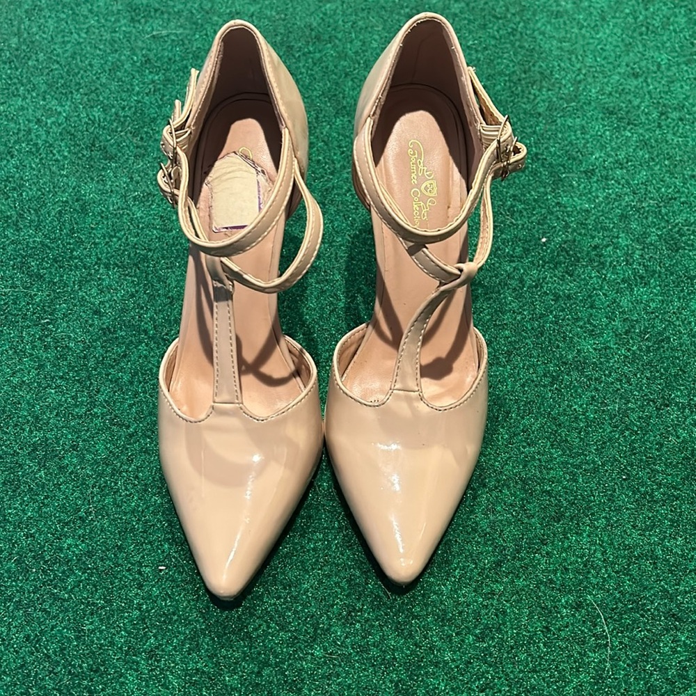 Patent leather nude pumps